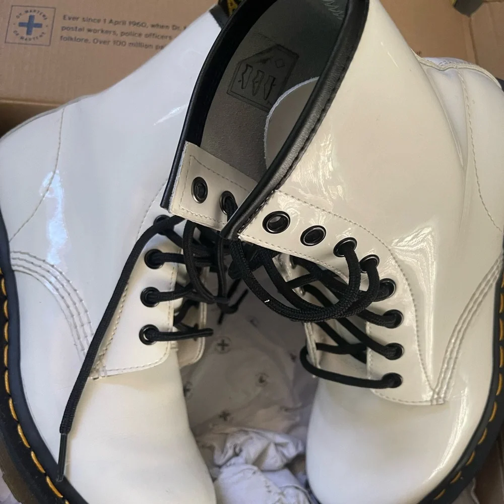 Dr. Martens 1460 Patent Leather Women's Lace-up Shiny  Doc Martens White - Picture 7 of 15